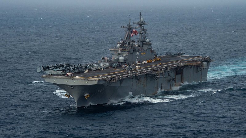 Универсальный десантный корабль "Эссекс", США